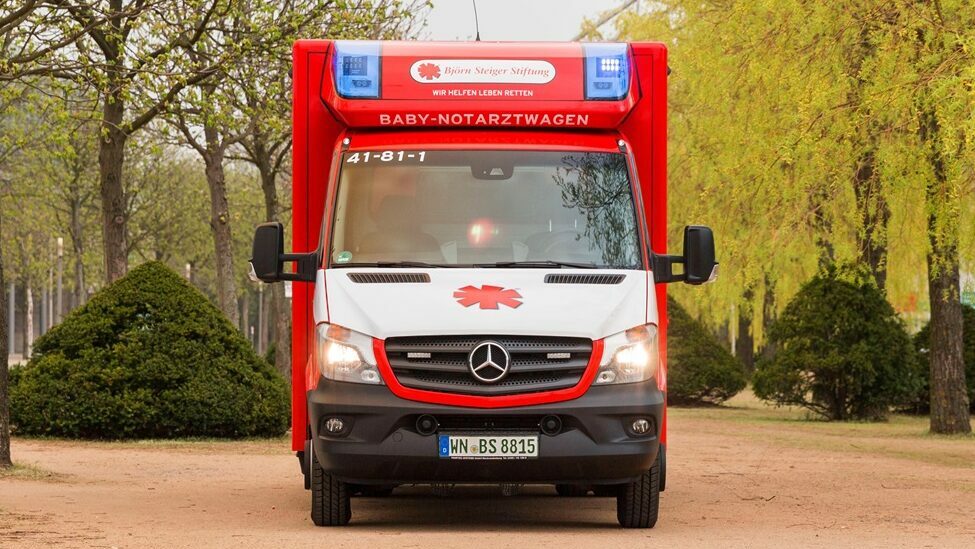 Baby-Notarztwagen "Felix" in Parkanlage
