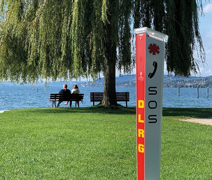 Notrufsäule an einem See
